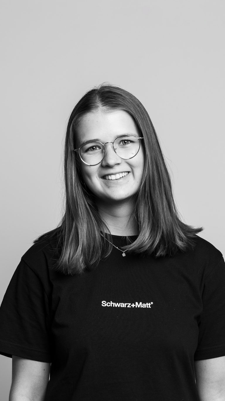 schwarz-matt_ella_kucza_hoch