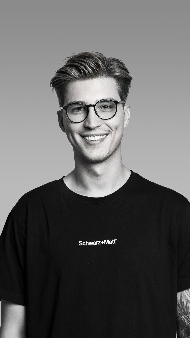 schwarz-matt_niklas_engeling_hoch