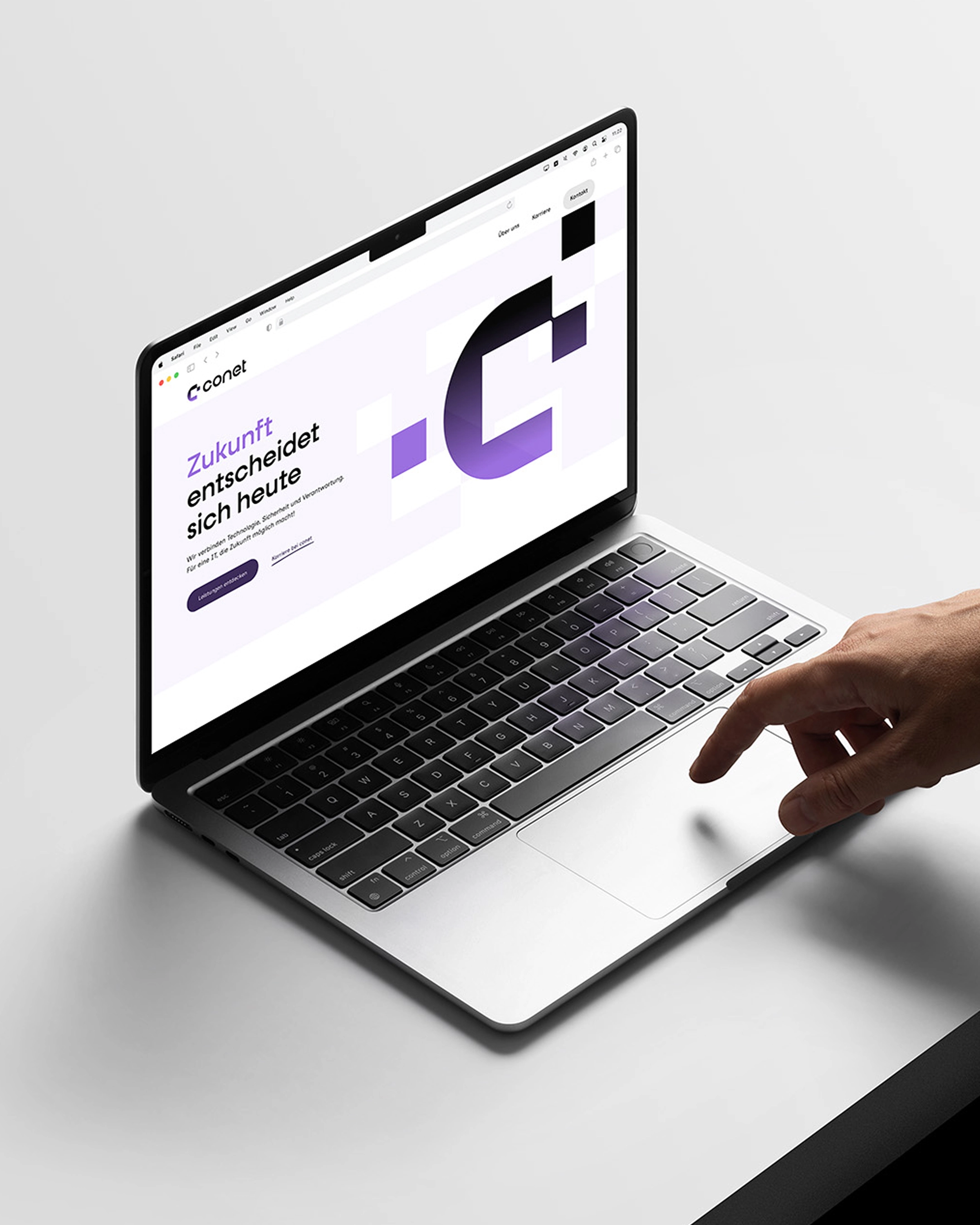 conet Website auf MacBook – Hero-Sektion mit Claim „Zukunft entscheidet sich heute" und Logo-Grafik