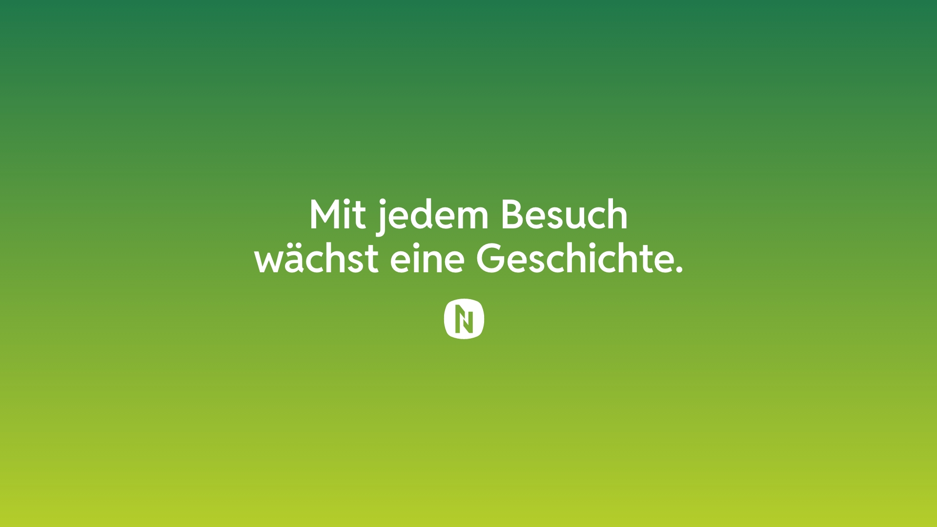 Kampagnen-Claim „Mit jedem Besuch wächst eine Geschichte.“ mit Logo-Icon auf grünem Farbverlauf für Erlebnis Niederrhein